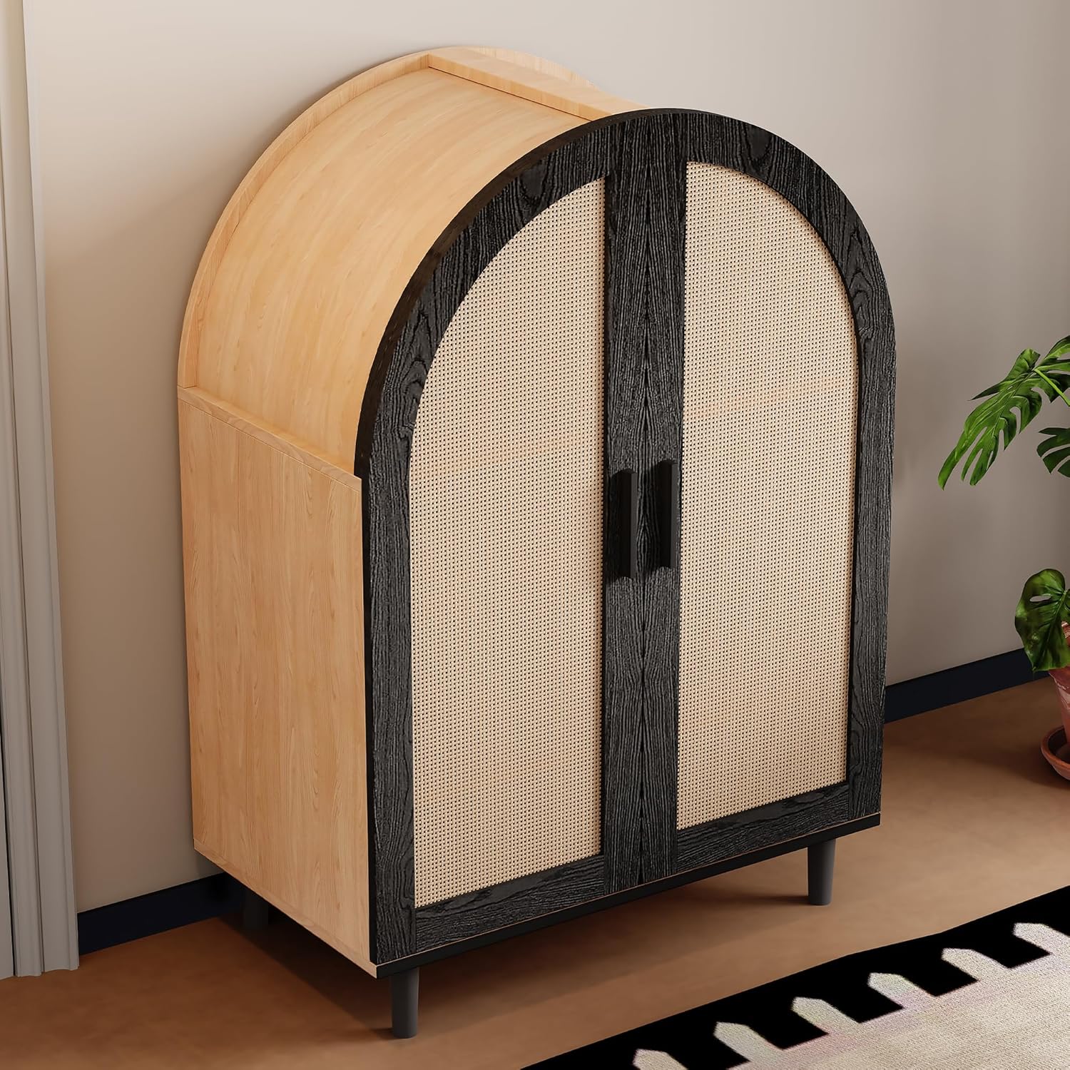Elegantes Sideboard/Schuhschrank mit Abgerundeter Außenseite, Durchbrochenen Rattantüren und DREI Regalen.