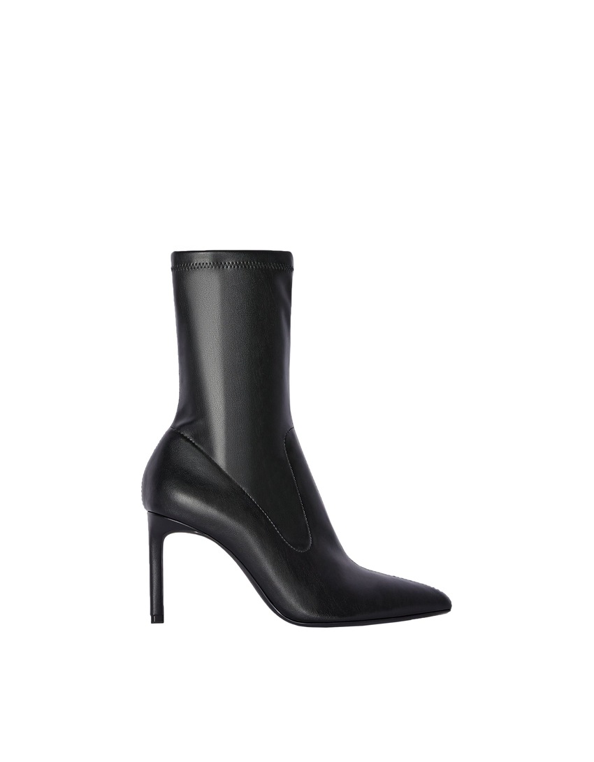 Botas de cano curto com salto alto e modelagem ajustada
