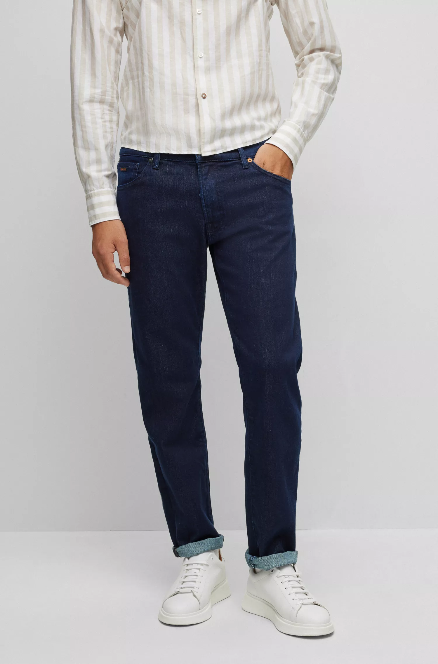 Calça jeans BOSS laranja, corte regular, em denim azul com elasticidade confortável.