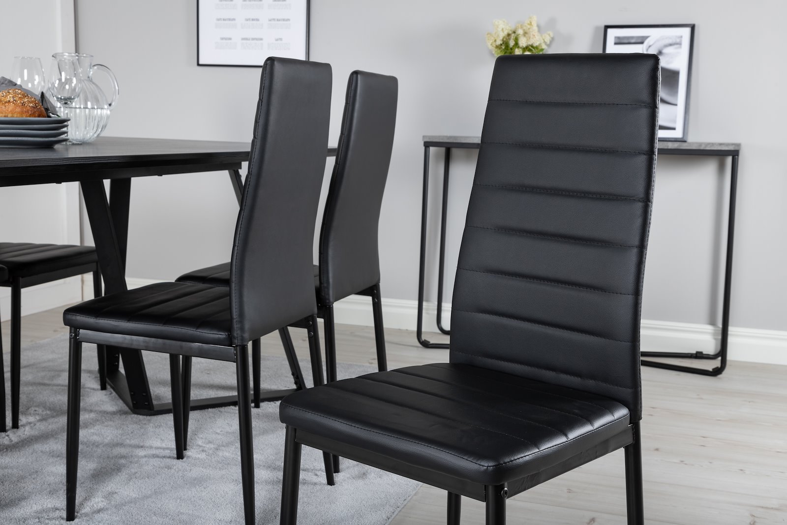 Marina og Slim Spisegruppe Marina spisebord i sort med 6 stk. Slim spisestoler i Sort og sorte ben.