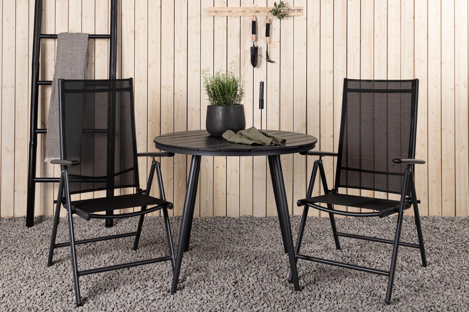 Break tuinset: tafel 90x90cm, 2 Break stoelen, zwart. 90 x 74 x 90 cm