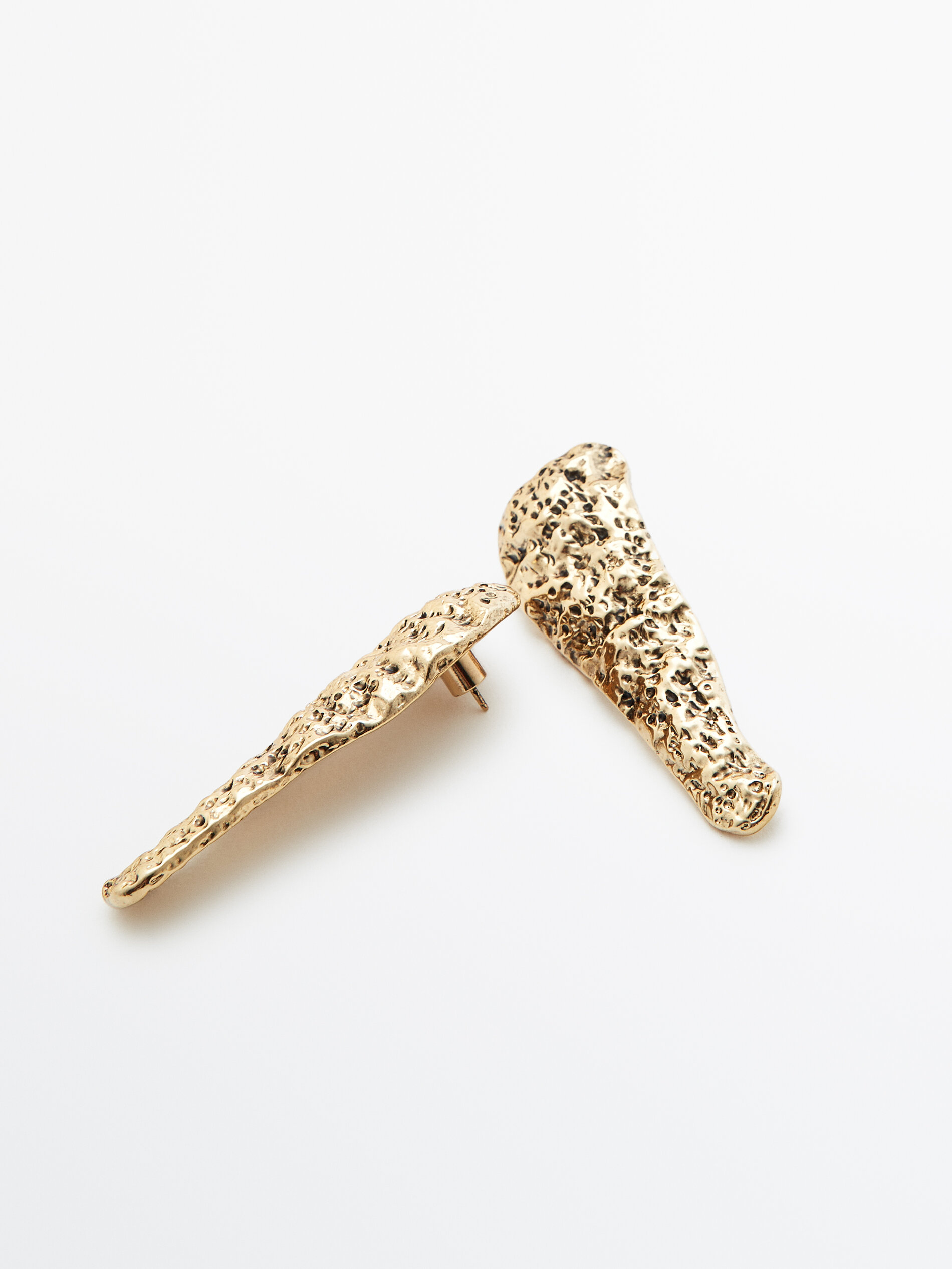 Brincos longos com textura banhada a ouro - OURO
