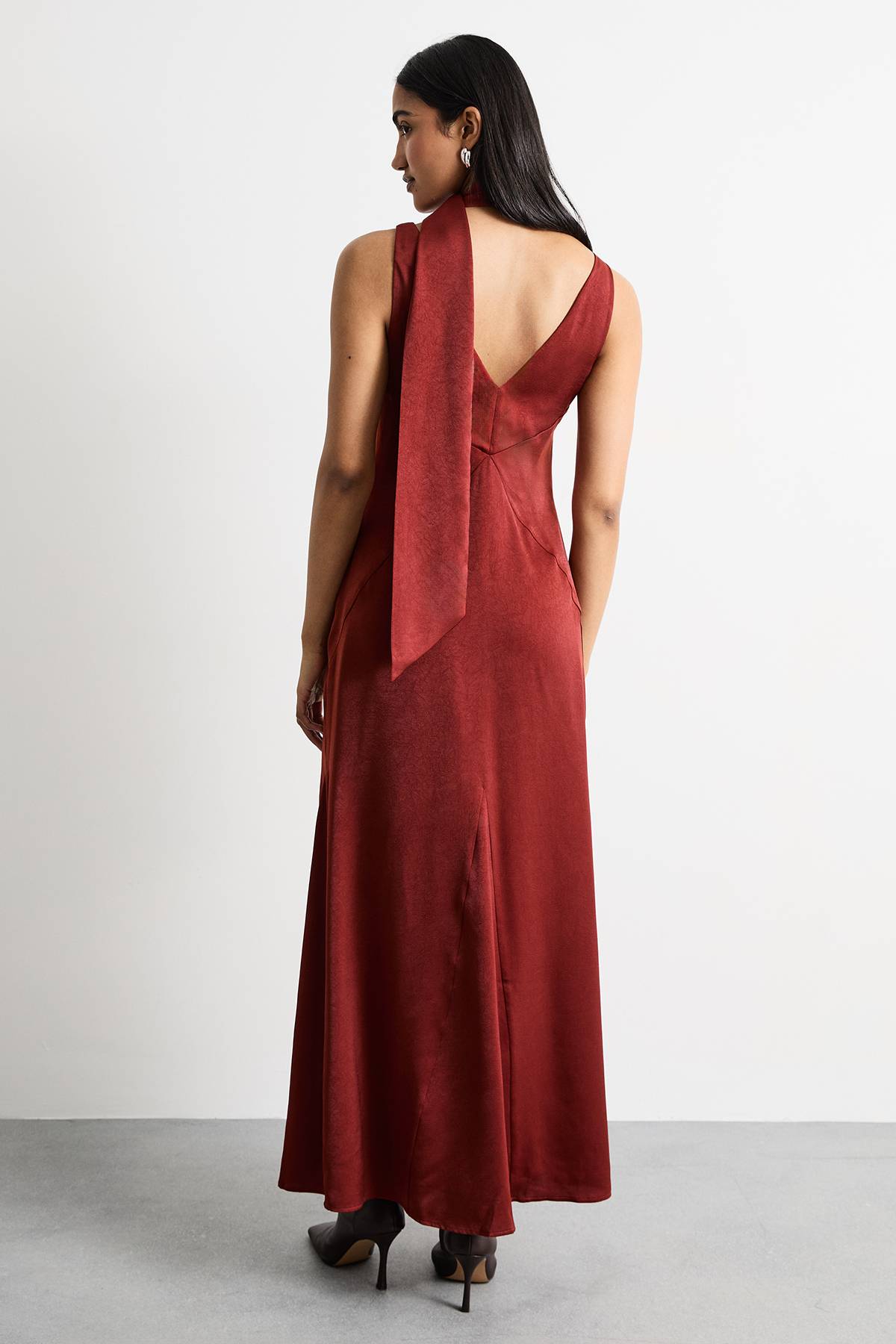 Warehouse Robe Maxi Unie avec Détail Foulard et Col Noué