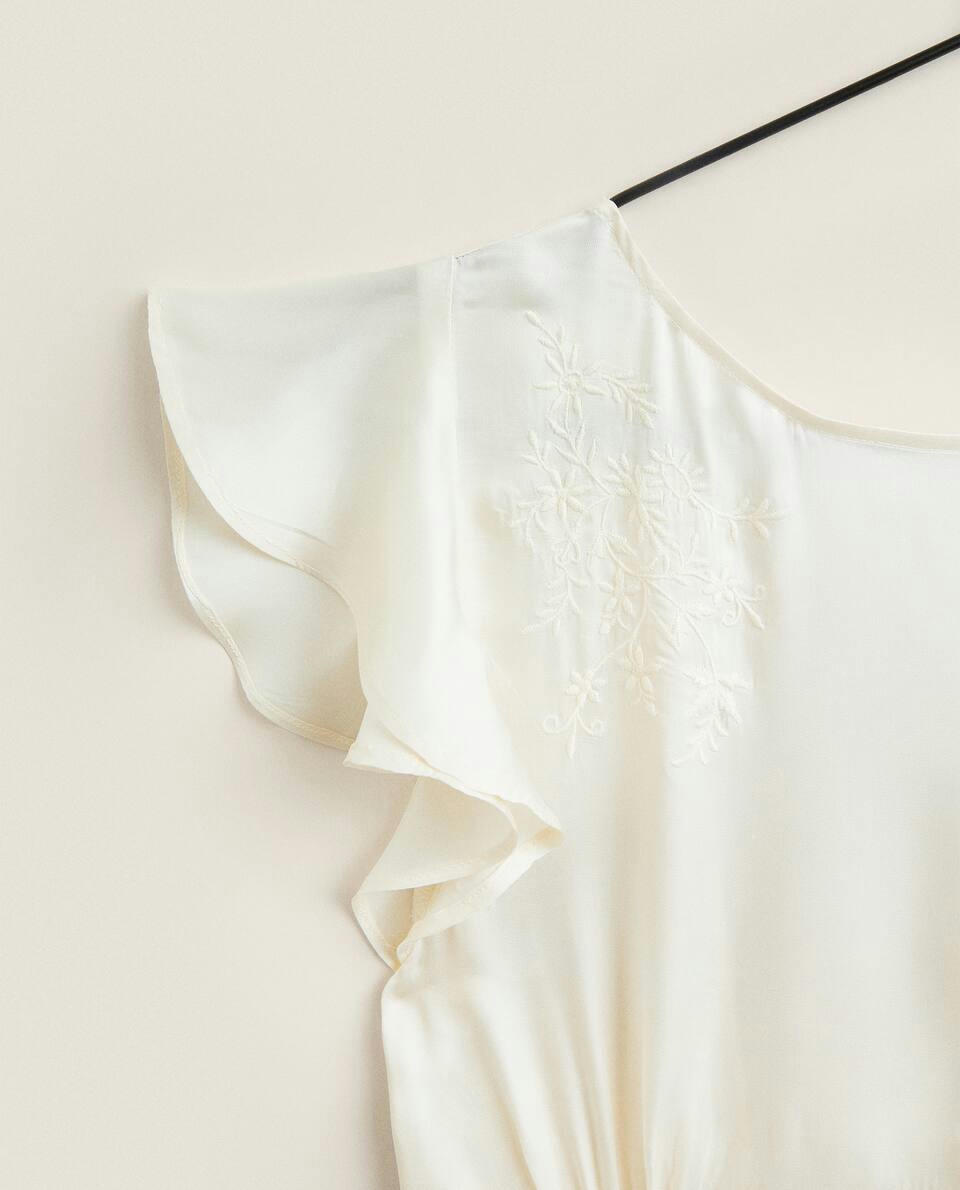 Camisola de cetim bordado
