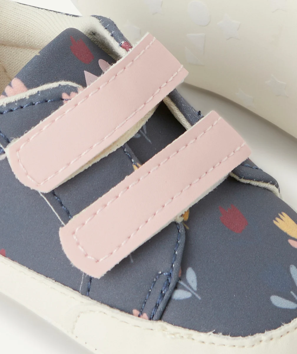 CHAUSSONS STYLE BASKETS BÉBÉ FILLE BLEUS ET IMPRIMÉ FLEURI