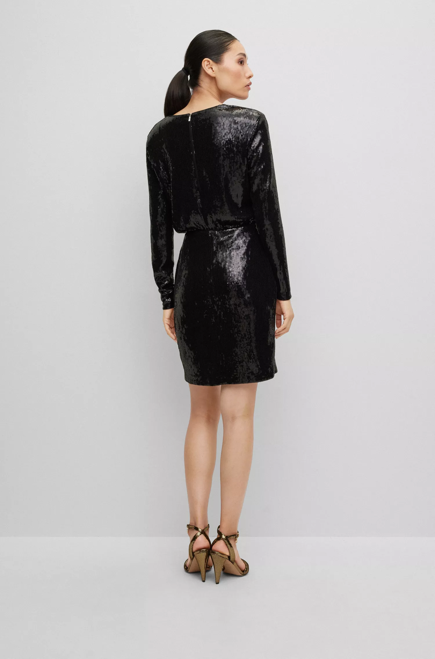 Vestido preto de lantejoulas BOSS, corte justo, com frente transpassada fixa.
