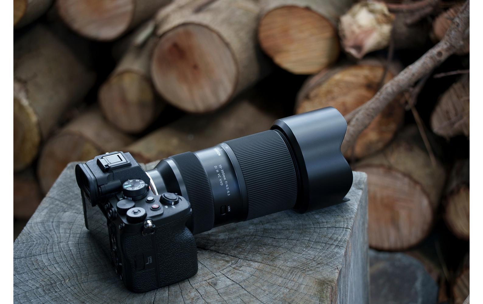 Zoomobjektiv AF 50-300mm F/4.5-6.3 Di III VC VXD<br>All-in-One-Telezoom mit einzigartigem Gewicht und Mobilität