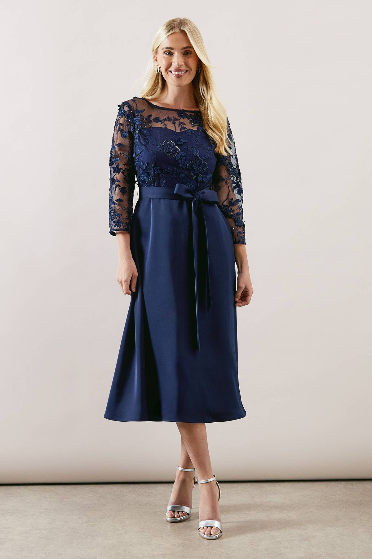 Wallis Robe Petite Occasion en Satin avec Superposition de Maille Ajustée et Évasée