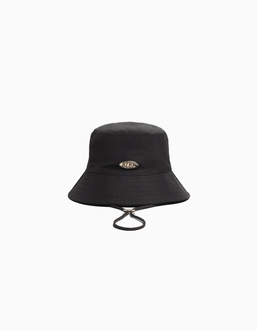 BERSHKA com chapéu bucket BIZARRAP