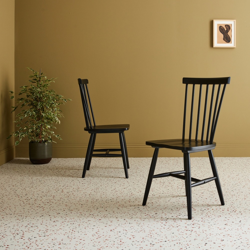 Lot de 2 chaises noires à barreaux en bois d'hévéa. Romie. L 50.8 x p 44.2 x h 90cm