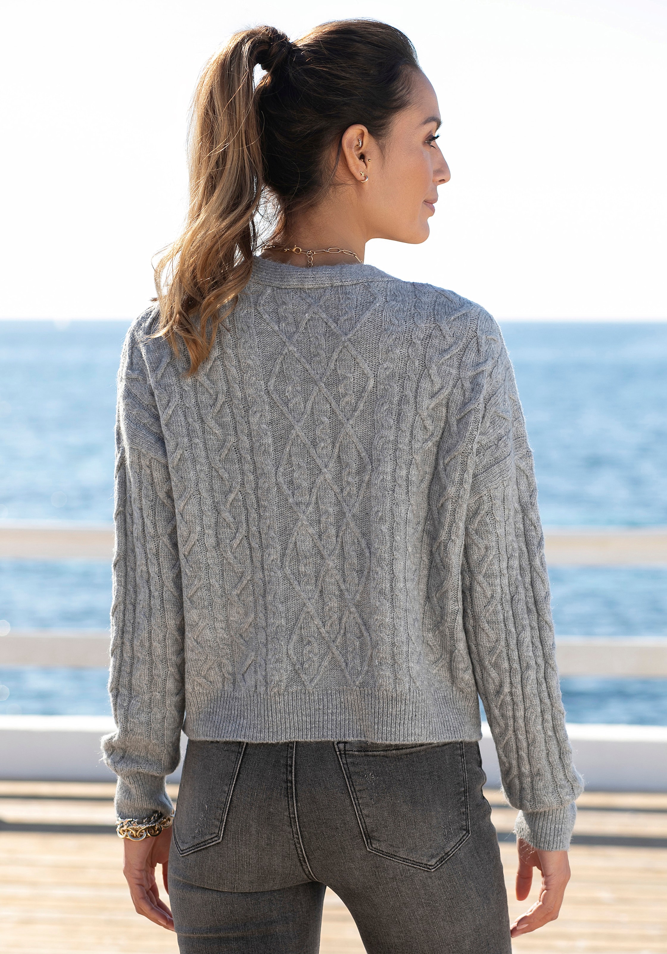 LASCANA Strickjacke , mit Zopfmuster, kuschelweicher Cardigan, lässig