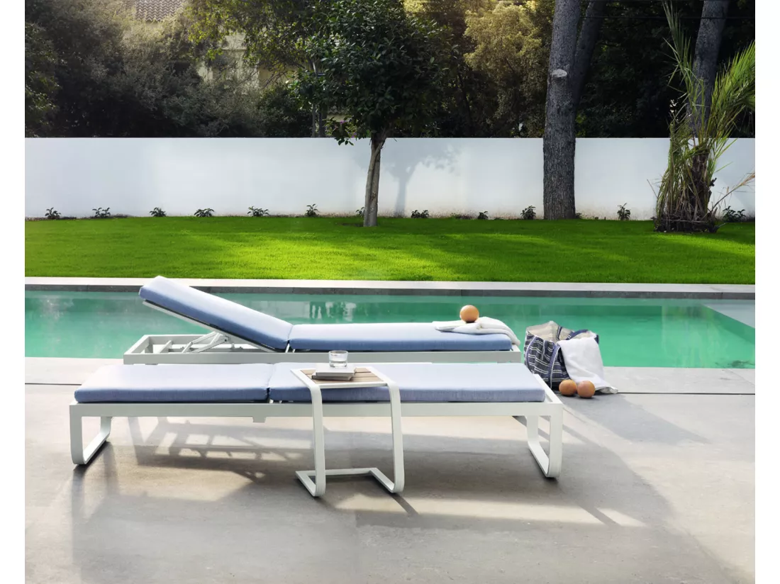 Chaise longue aluminium et fibres synthétique blanc avec coussin bleu