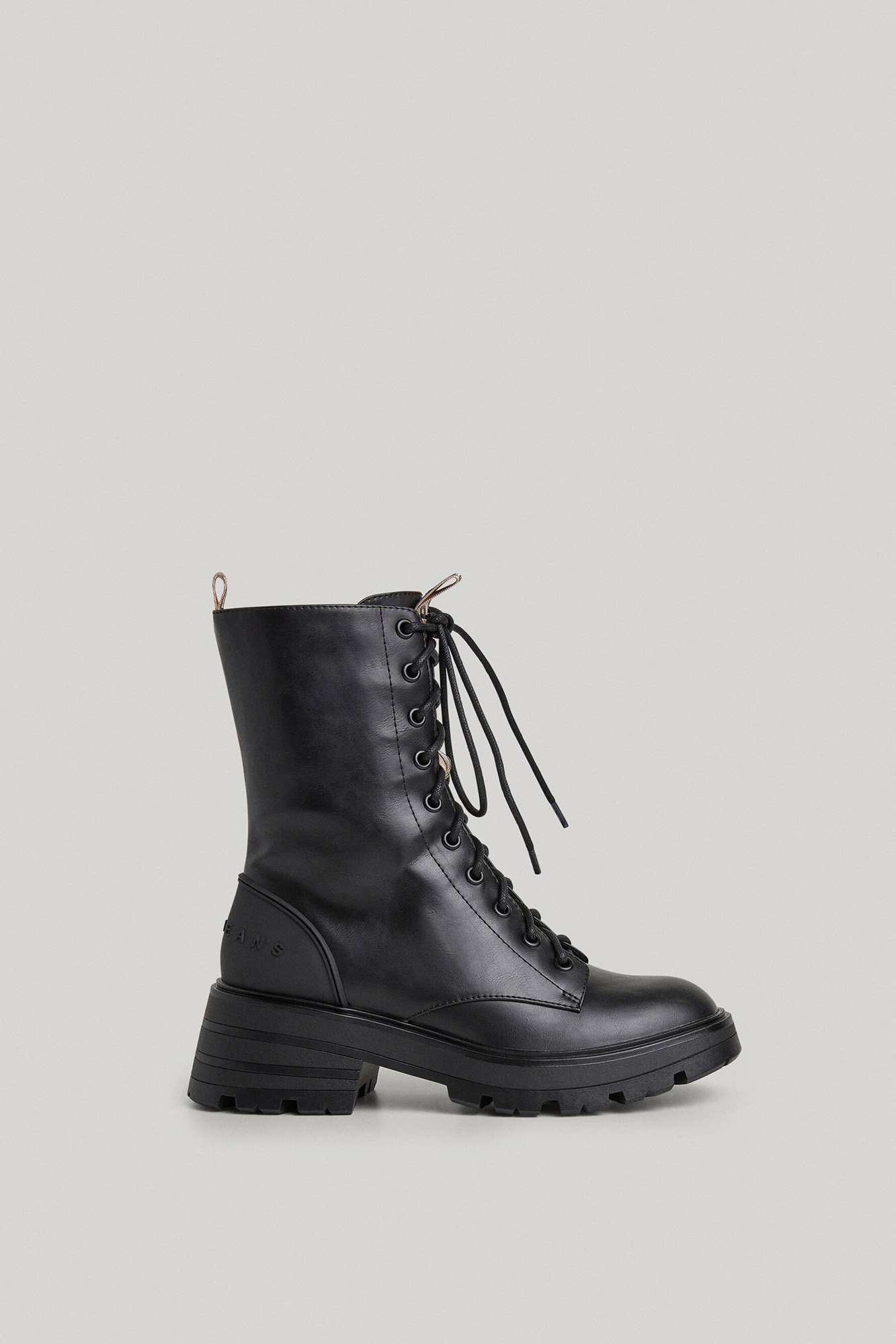 Botas de cano curto com cadarço