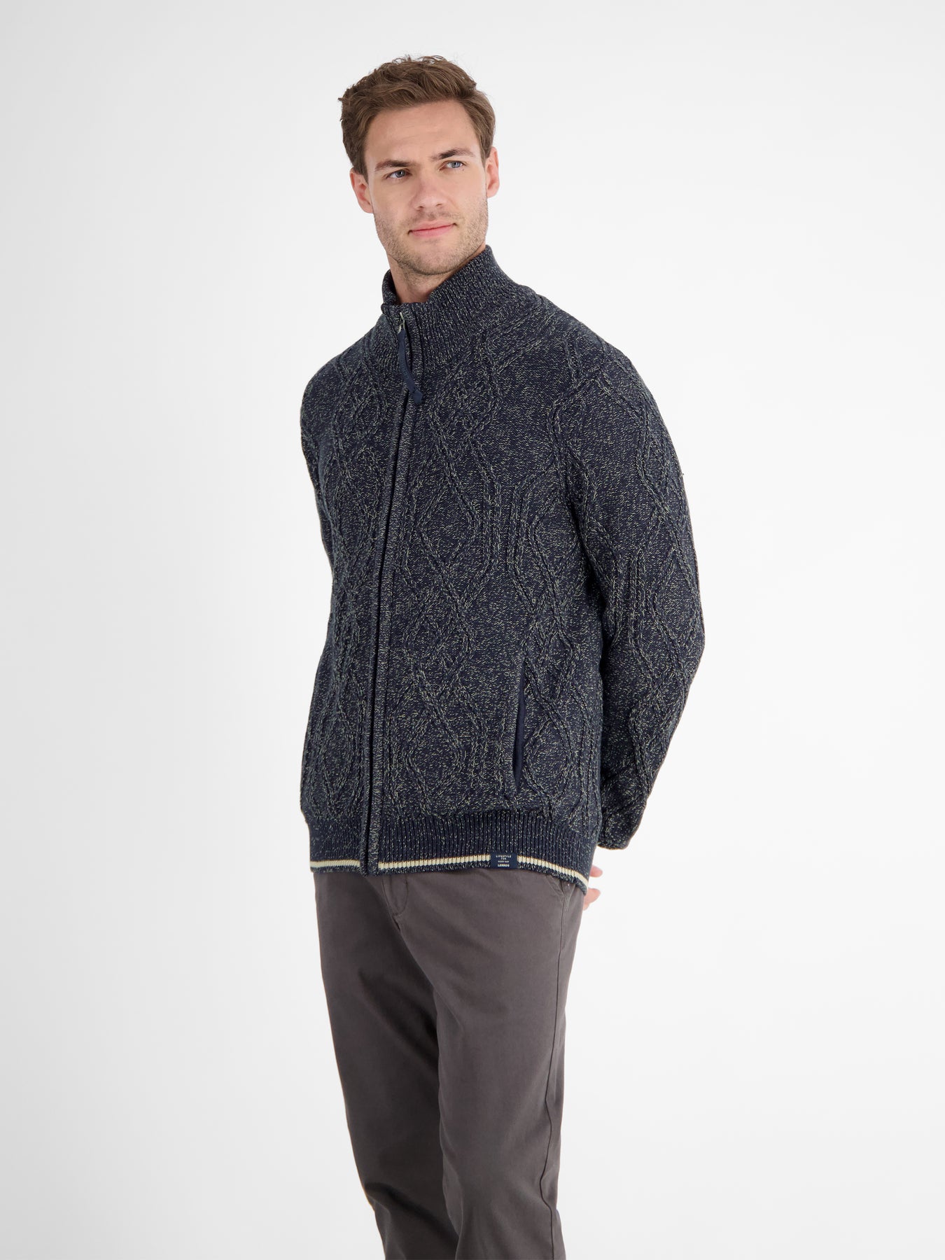 Herren-Strickjacke mit Zopfmuster
