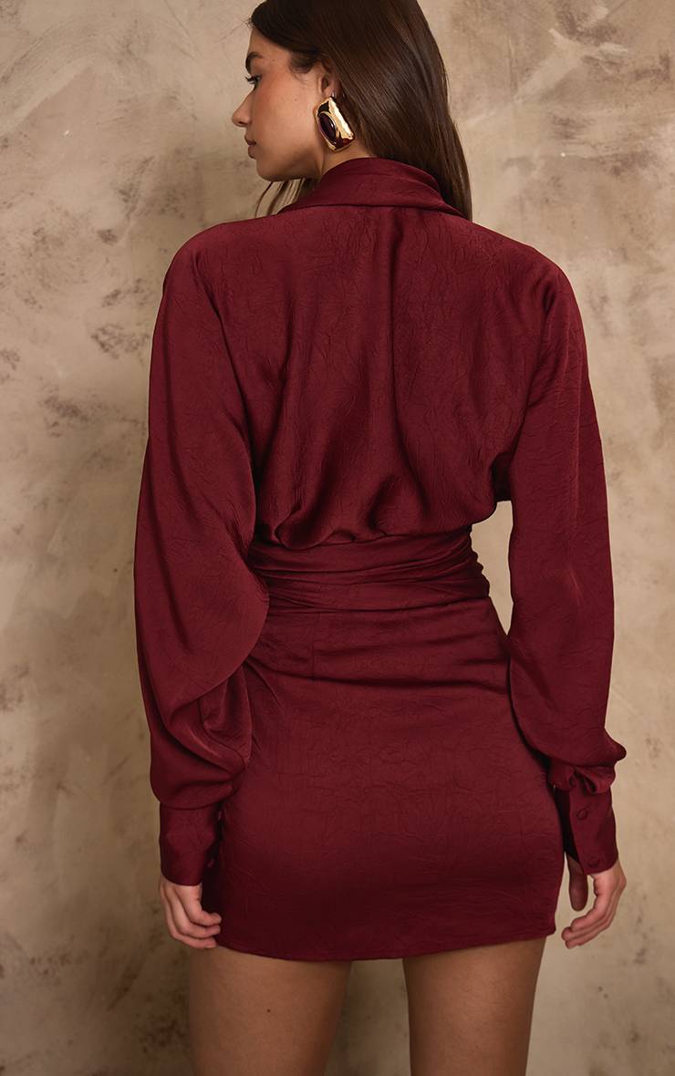 Rouge Foncé Robe Courte Décolletée À Manches Longues En Satin Martelé Plt Label