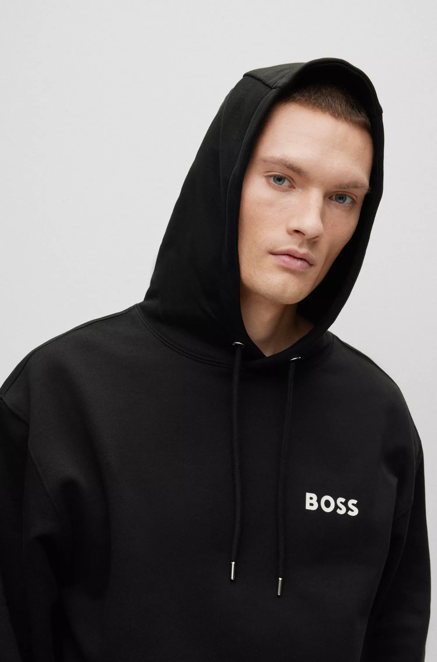 Moletom BOSS preto, modelagem oversized, em algodão felpudo com logo contrastante.