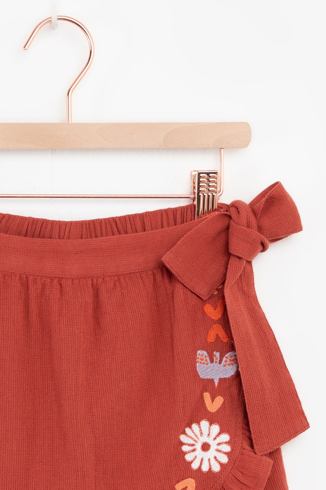 Rood rokje met geboduurde details