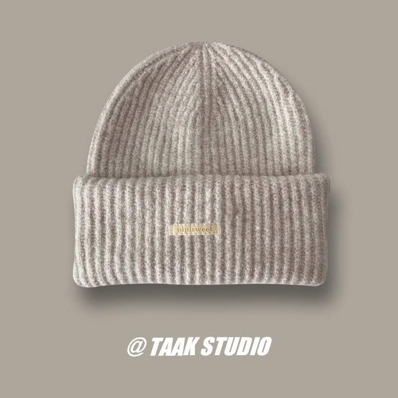 TAAK - Effen gebreide muts met appliqué