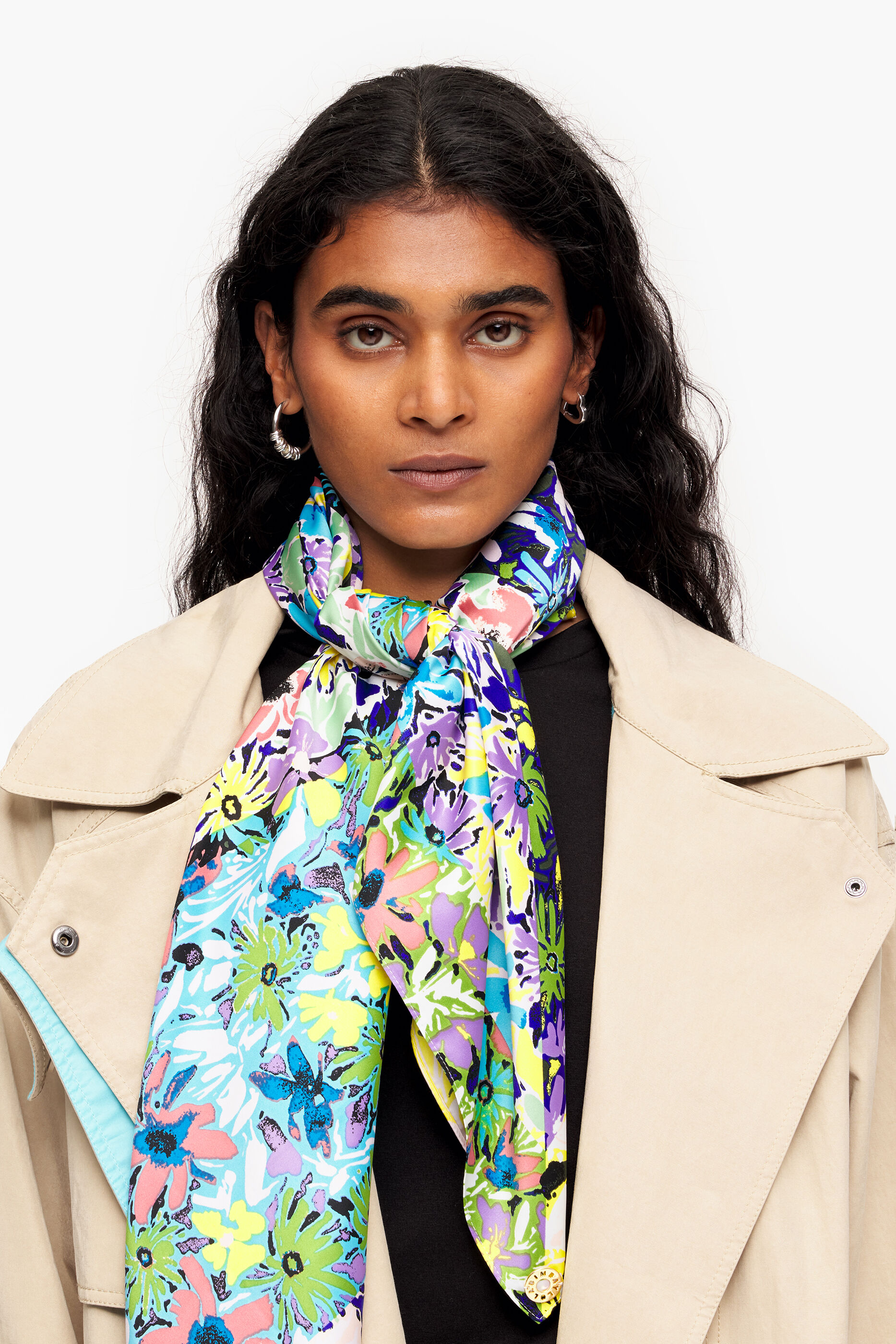 Lenço verde com estampa floral geométrica