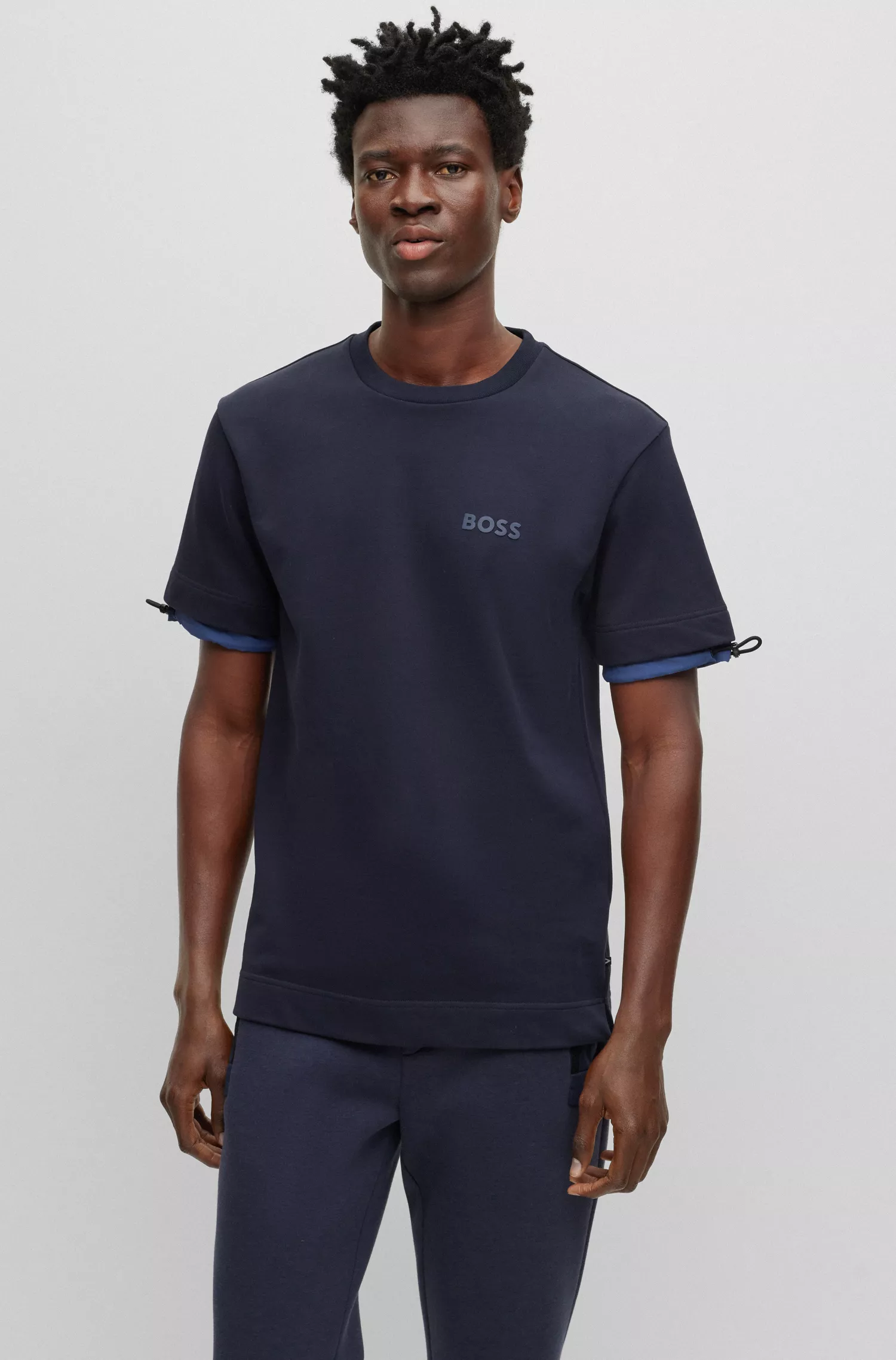 Camiseta BOSS preta de modelagem relaxada em tecido de alta performance com logo tonal.
