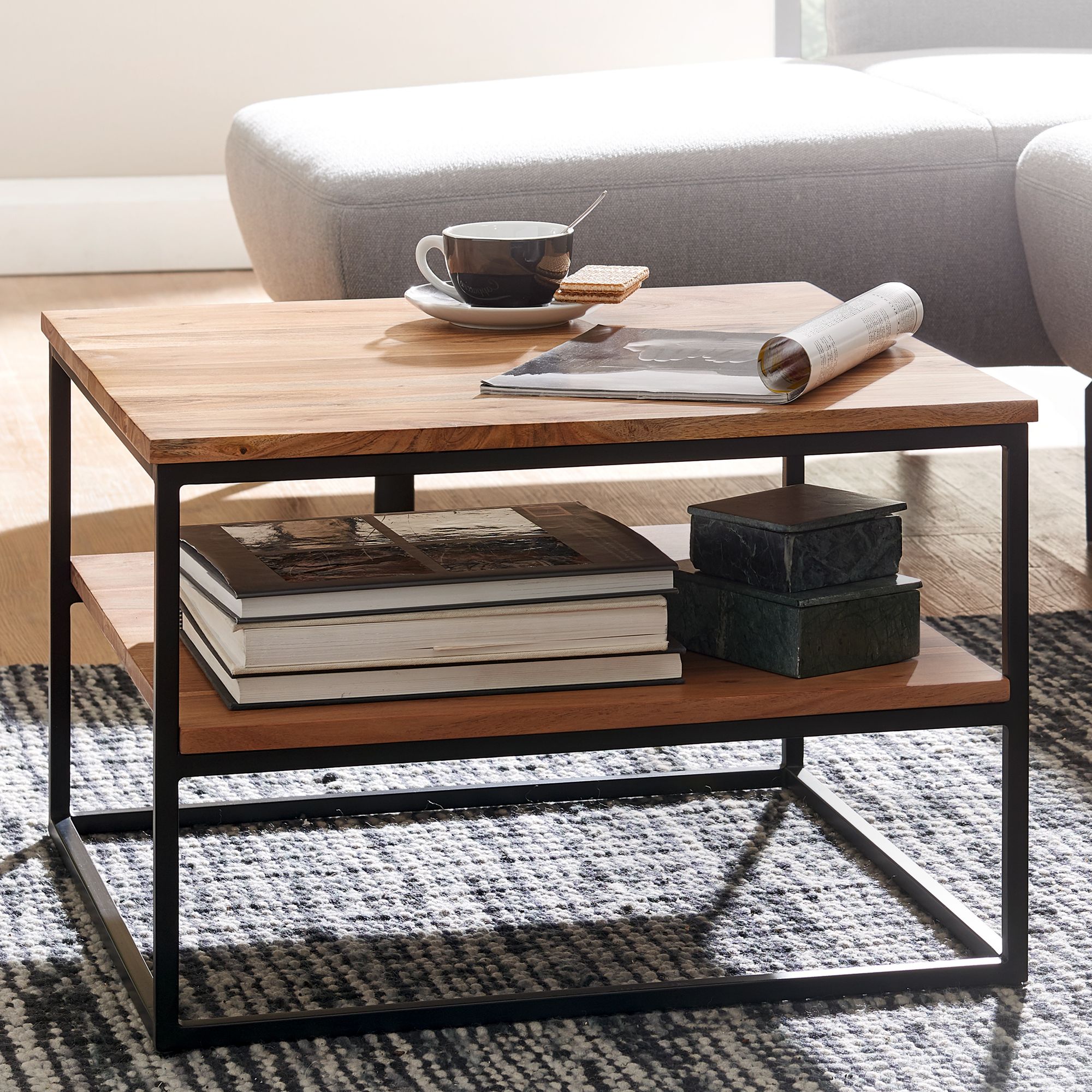 KADIMA DESIGN Industrial Couchtisch aus Akazienholz und Metallbeinen, Platzsparendes Design, Handgefertigt, Zwei Ablageflächen