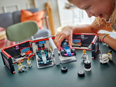 LEGO F1® garage met Mercedes-AMG en Alpine auto's (60444)