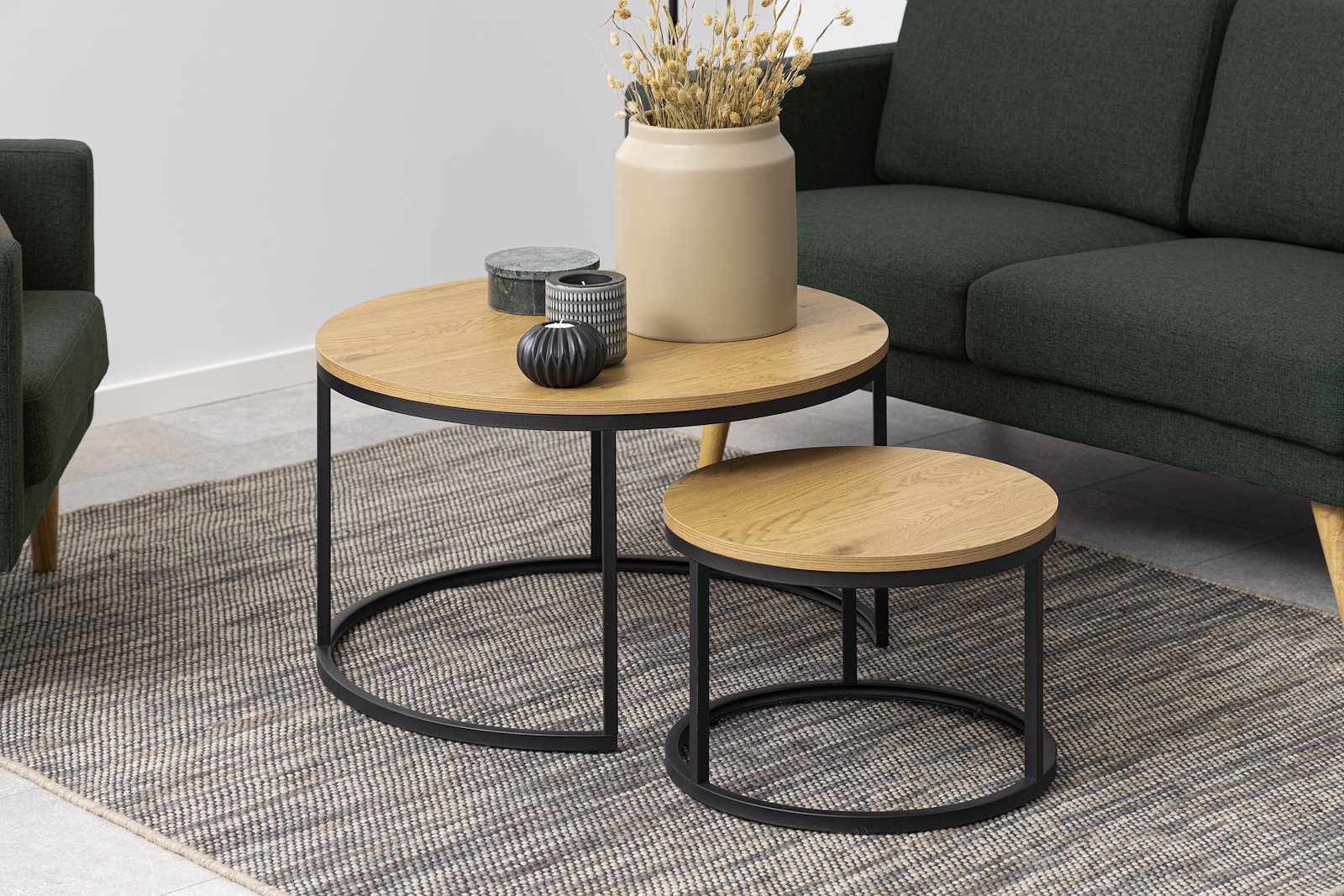 Spiro rundt settbord Eik foliert med sort metall understell. Sett av 2 bord