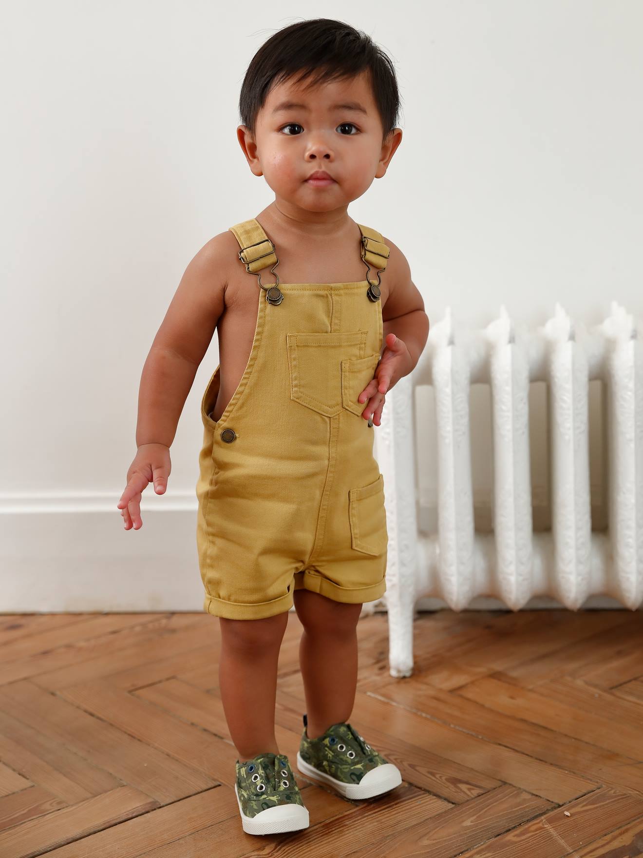 Tênis infantil masculino tamanho médio verde estampado com tiras elásticas de tecido.