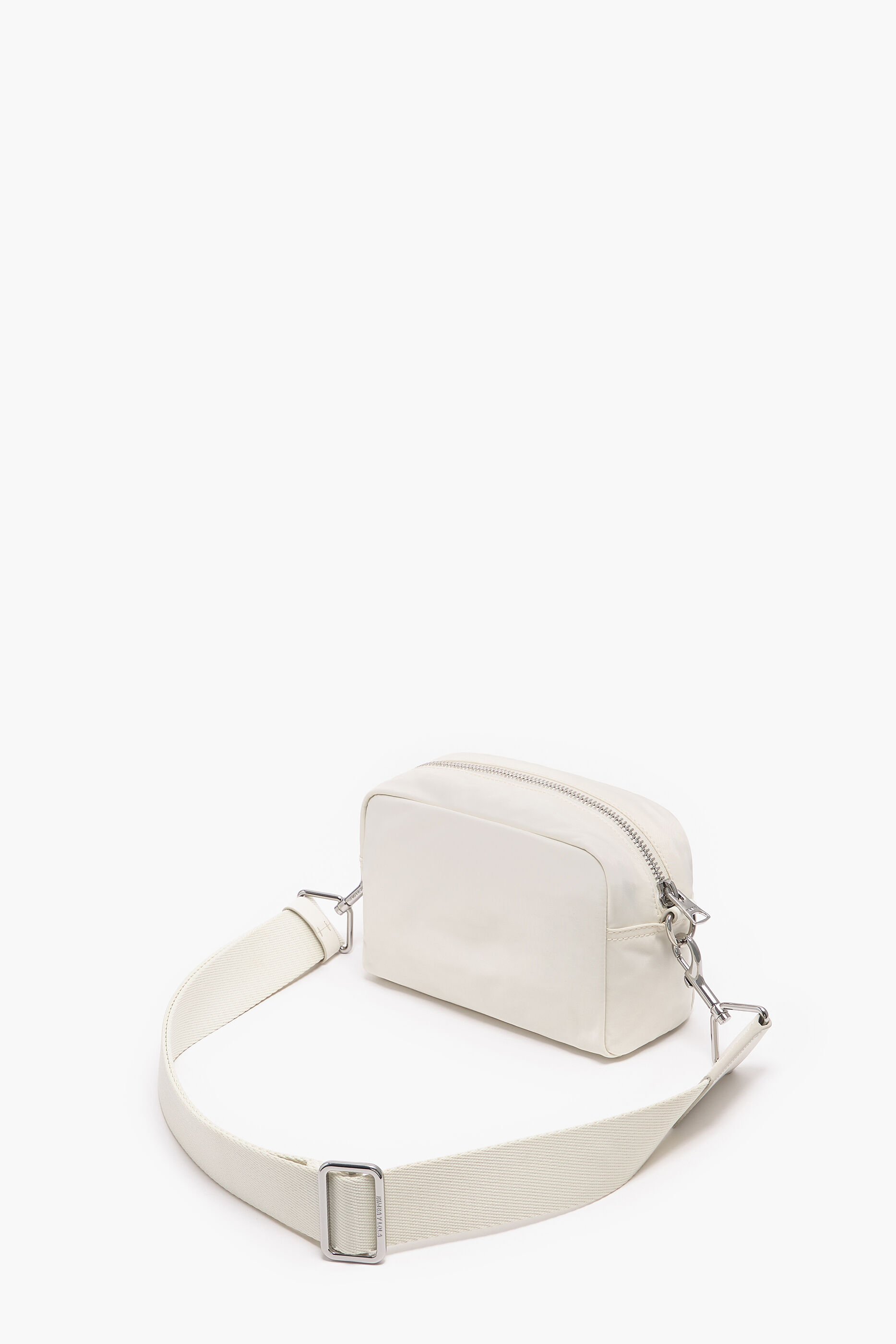 Bolsa de ombro pequena em nylon, cor osso.