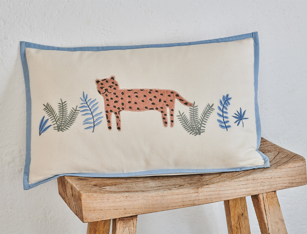 Coussin brodé guépard-Partie de cache-cache