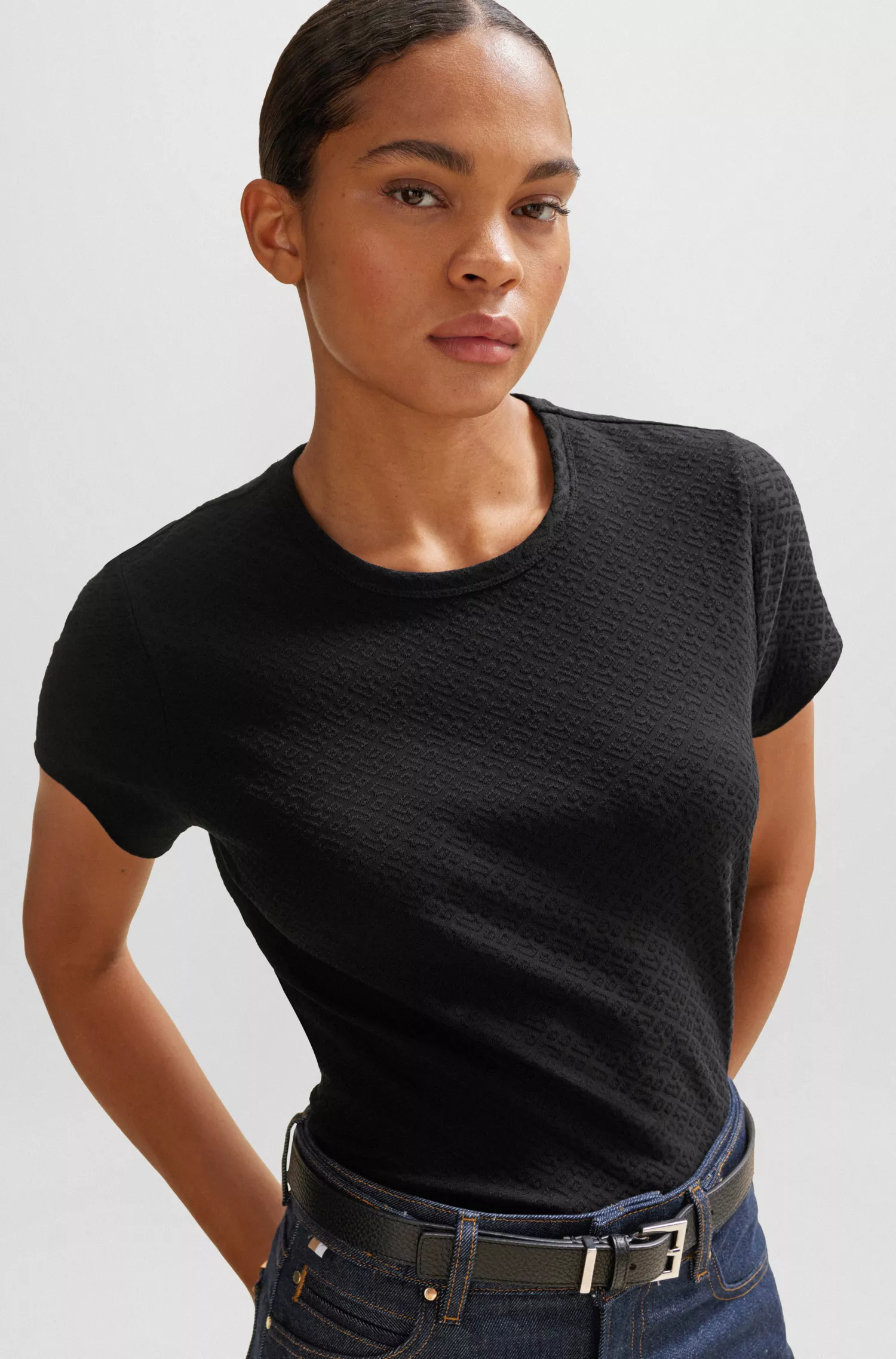 Camiseta BOSS preta em mistura de algodão com monogramas tricotados em estrutura 3D.