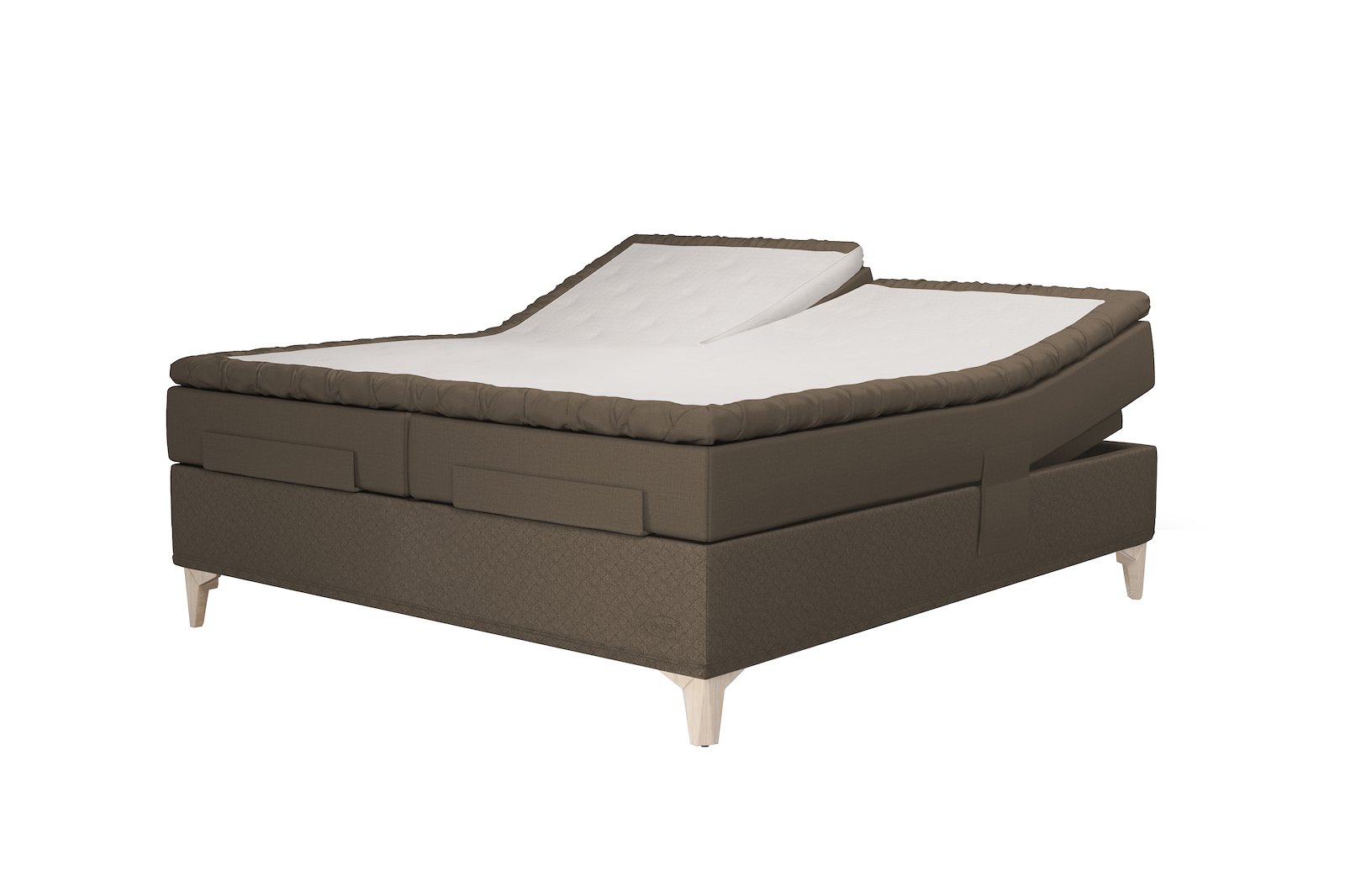 Majestic Aqtive II regulerbar seng 180x200 cm i tekstil 203/207 brun med medium/medium fasthet, seamless utførelse. Majestic Split topper overmadrass og Eicon ben 14 cm hvitlasert med støtteben. Uten hodegavl