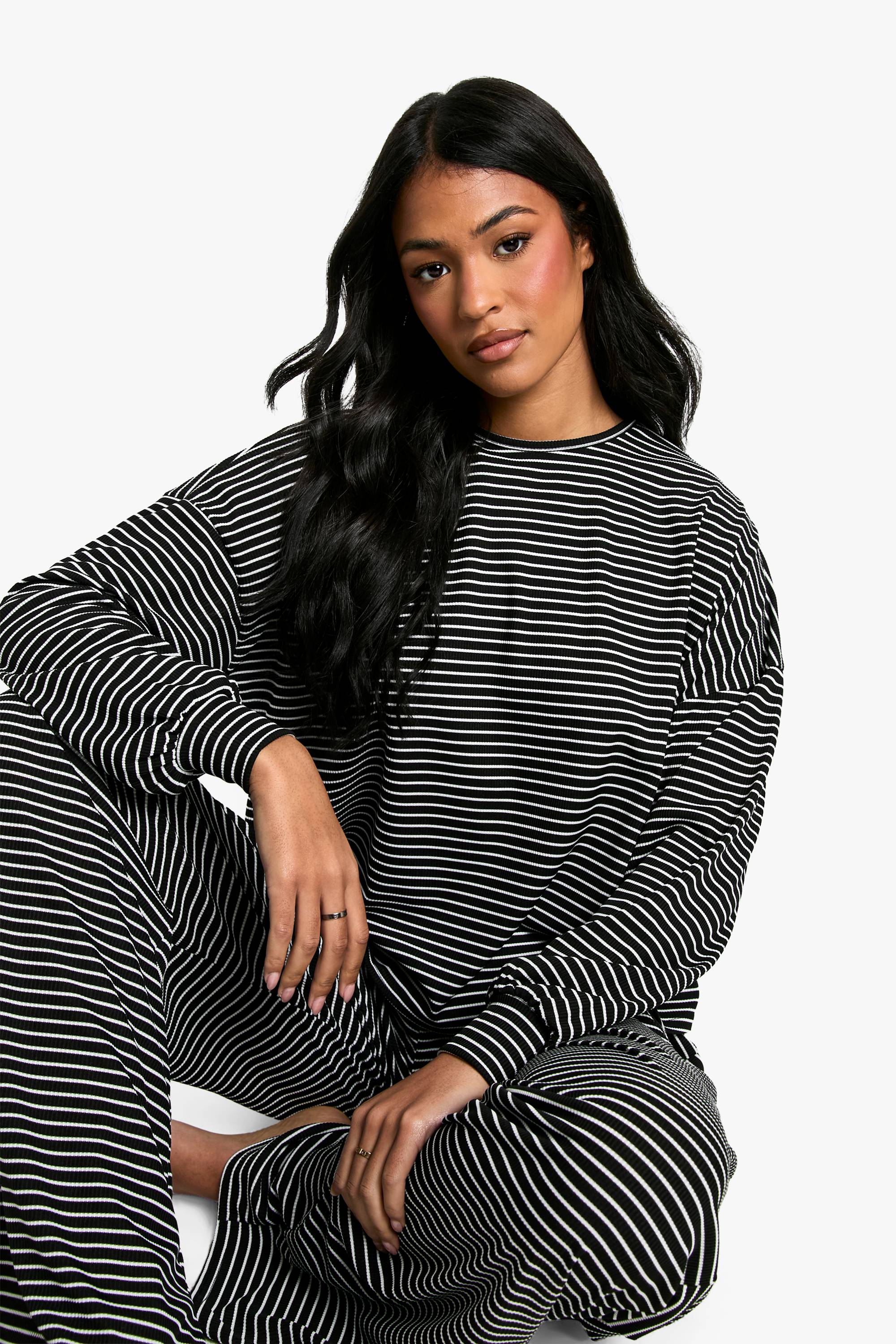 boohoo Ensemble Pyjama Grande Taille Haut À Manches Longues Rayé Et Pantalon