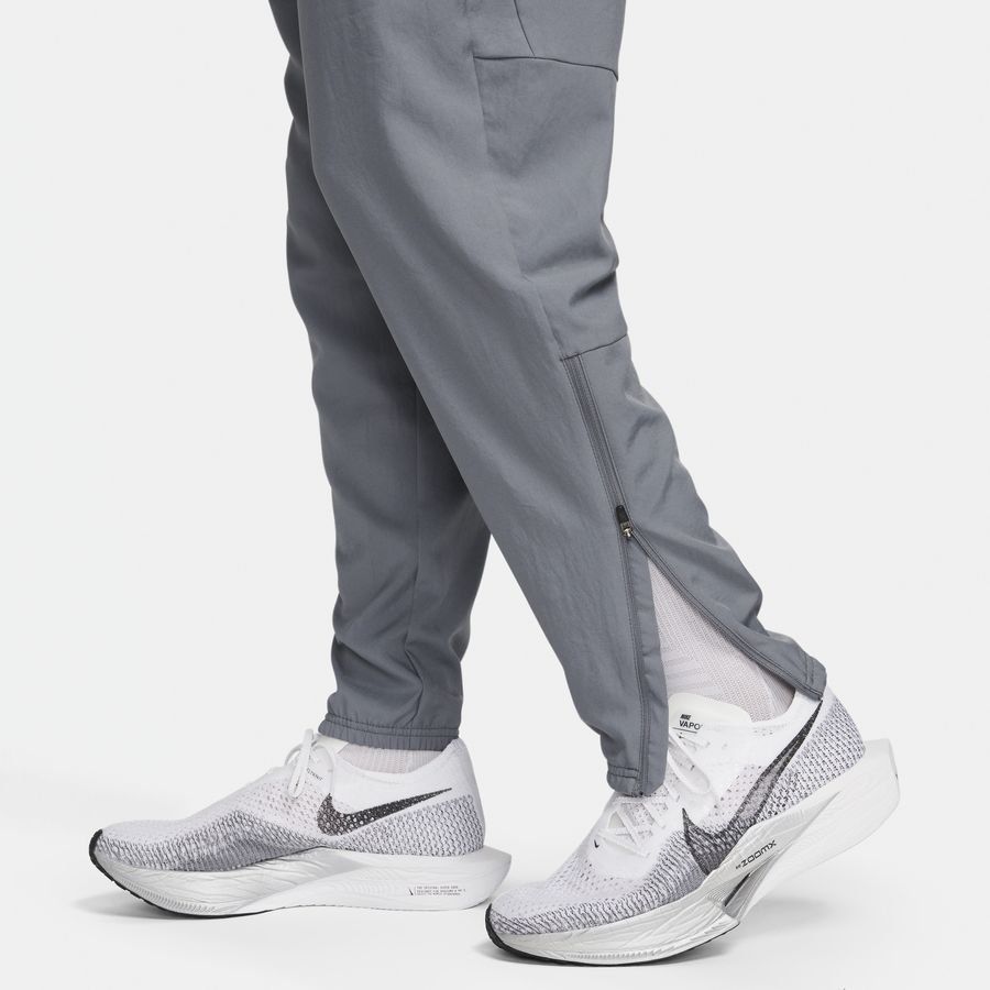 Nike Challenger Men's Dri-FIT Woven SMOKE GREY/BLACK/REFLECTIVE SILV
