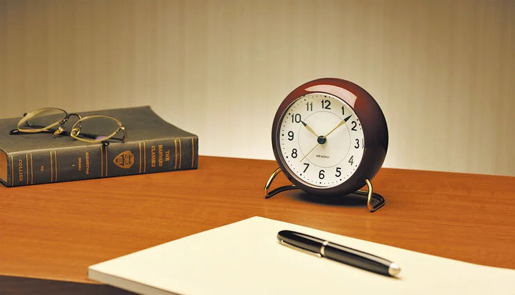 Arne Jacobsen Clocks AJ Station bordur bordeaux/hvid, Ø 11 cm, alarm Rød