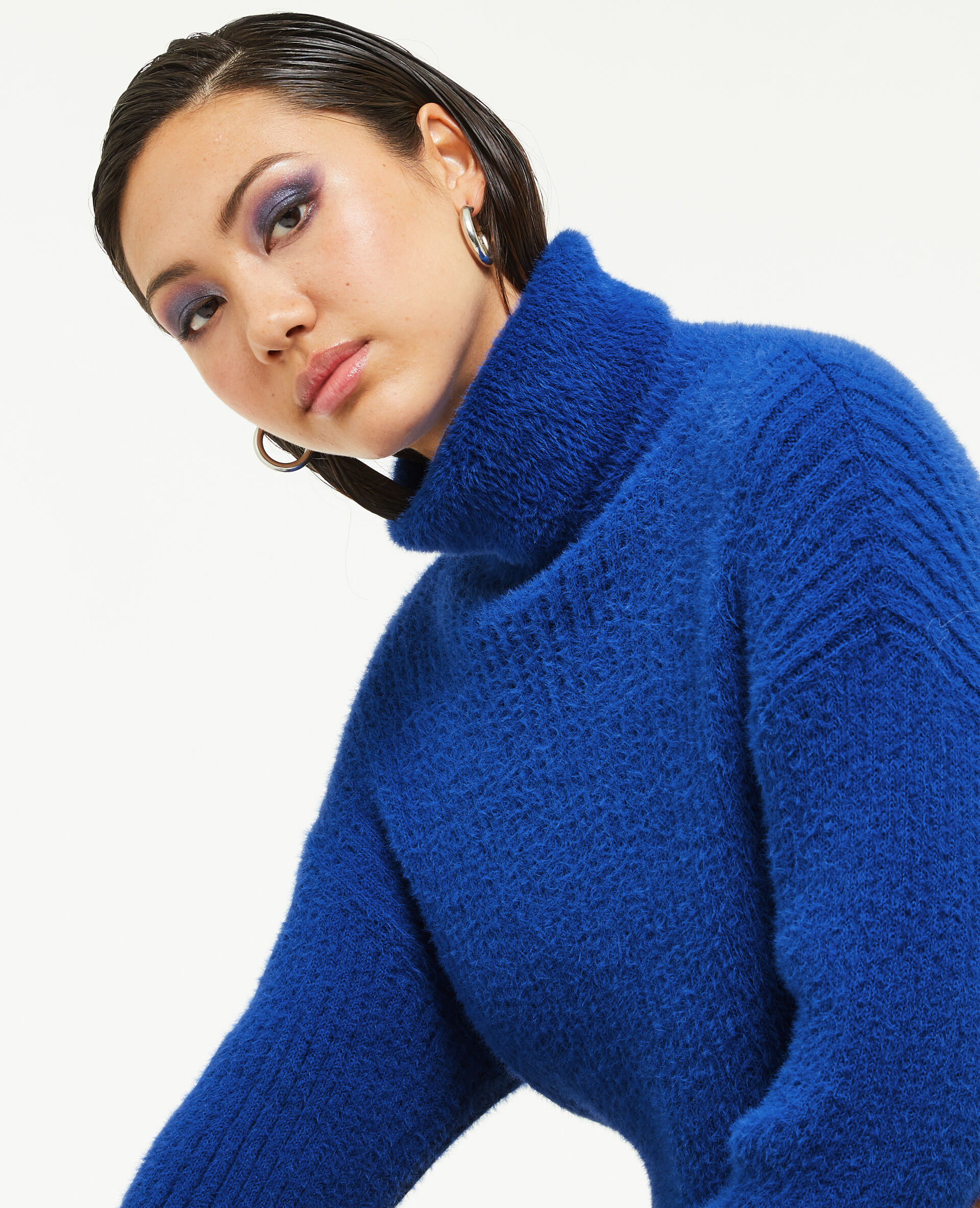 Pull court col roulé en maille fluffy - Bleu électrique