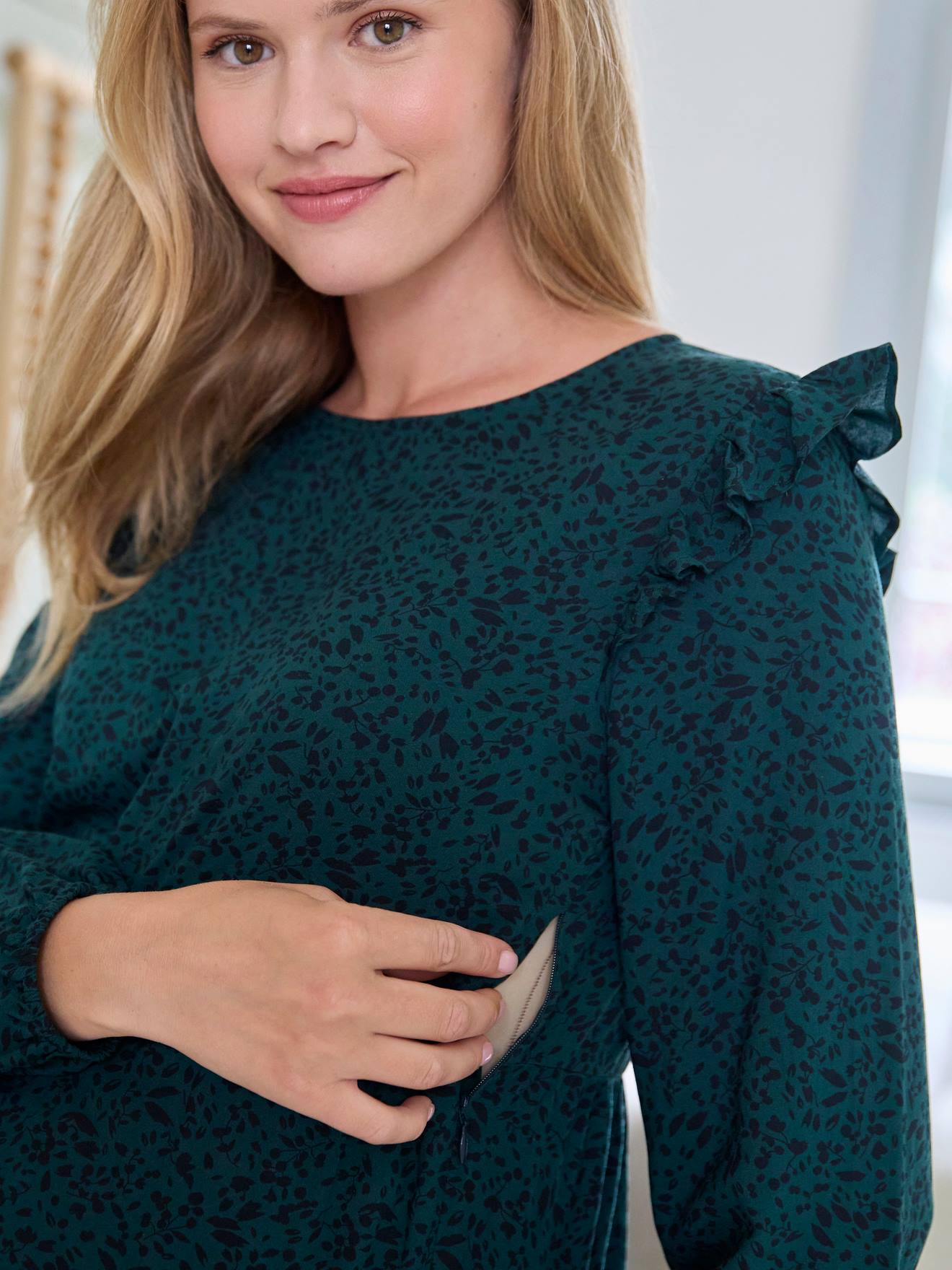 Vestido curto verde pinho estampado com babados, ideal para gestantes e lactantes.