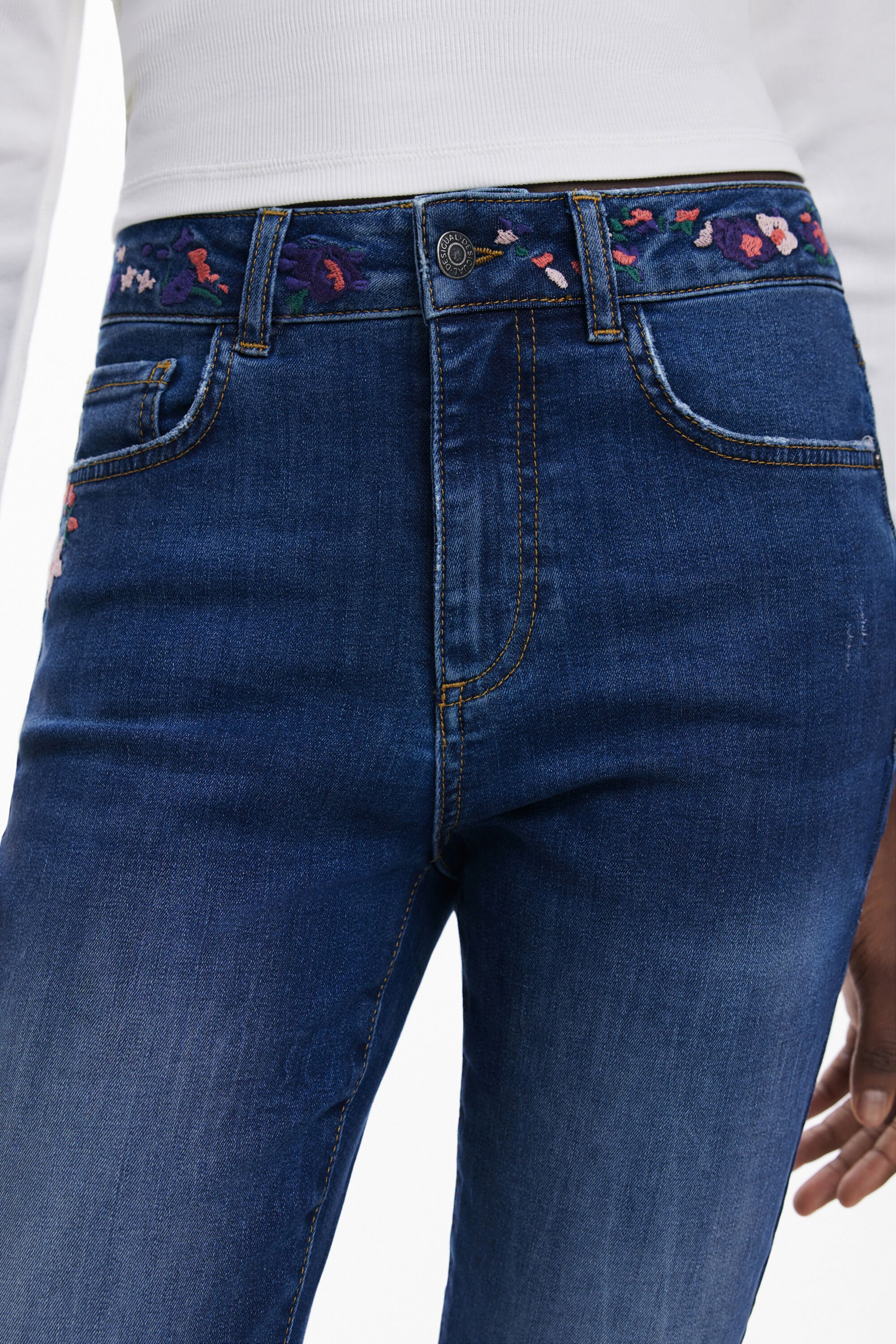 Vaqueros slim bordados