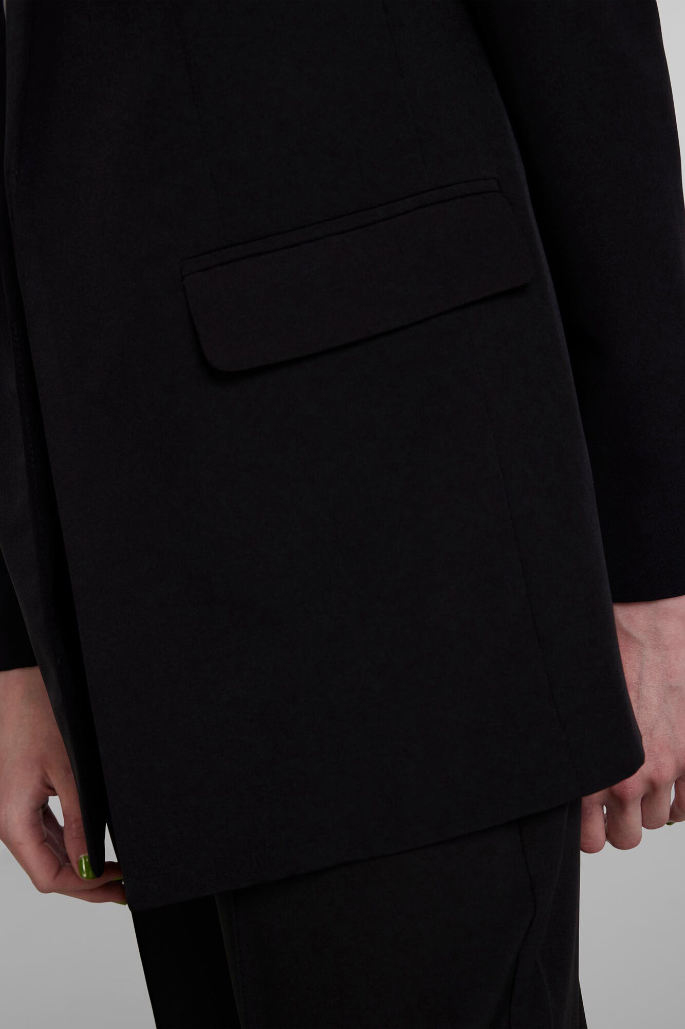 Blazer oversized com mangas compridas, bolsos falsos e lapela no decote.