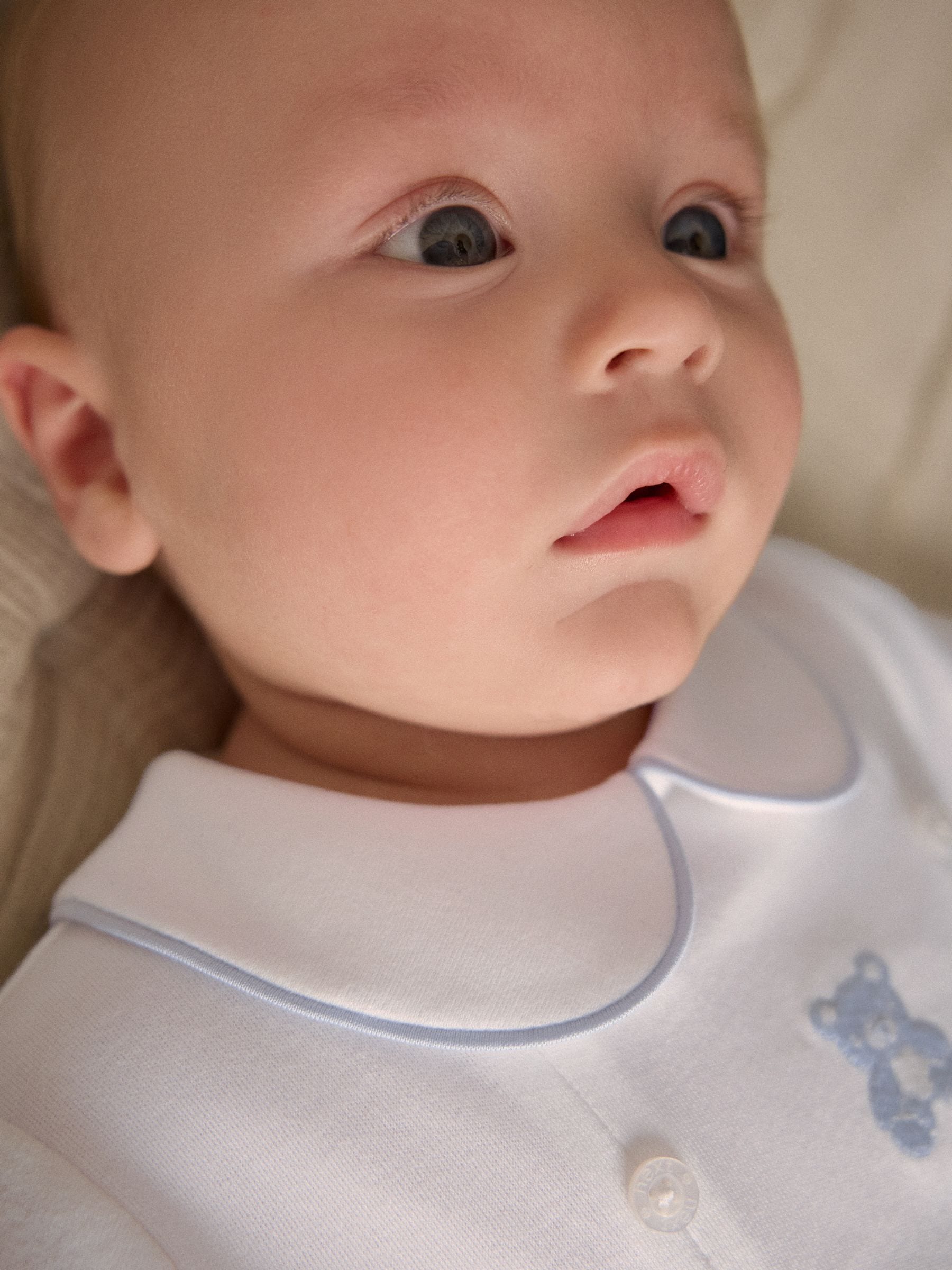 Wit met berenprint - Feestelijke babyslaapzak (0mnd-2jr)