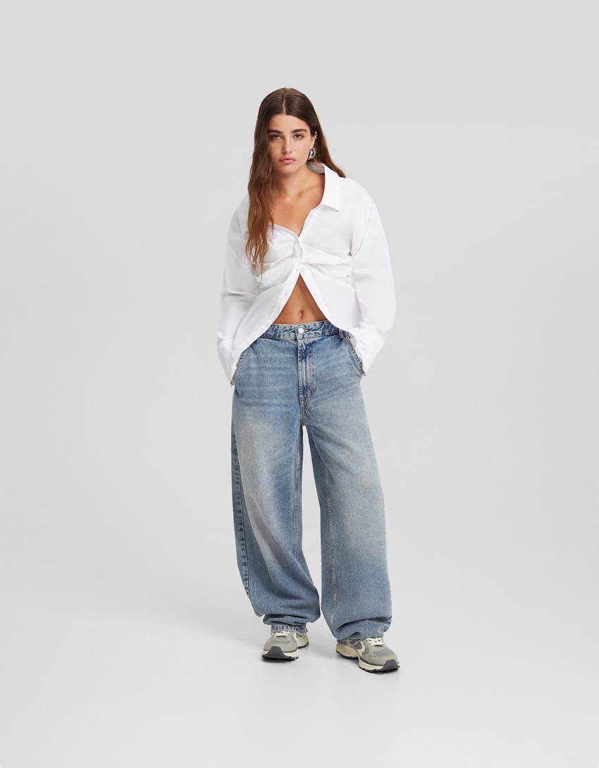 calça jeans estilo skater com efeito desbotado