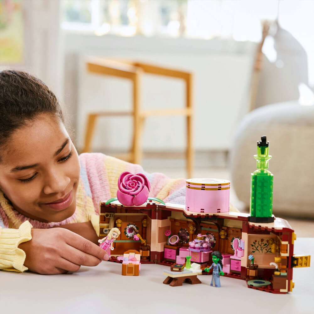 LEGO® WICKED 75683 Glindas und Elphabas Schlafsaal