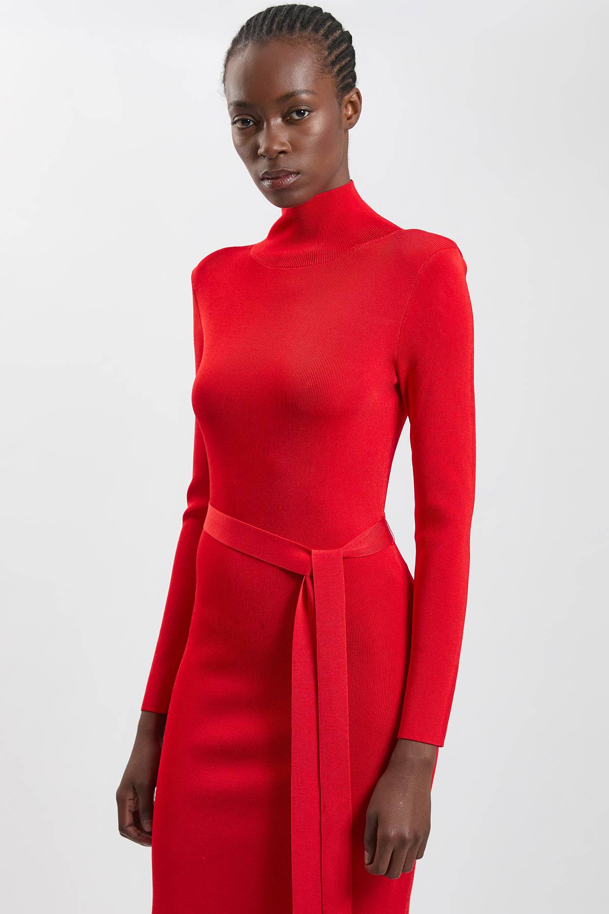 KarenMillen Robe Fourreau Maille Fluide Drapée À Épaulettes Structurées Et Col Montant