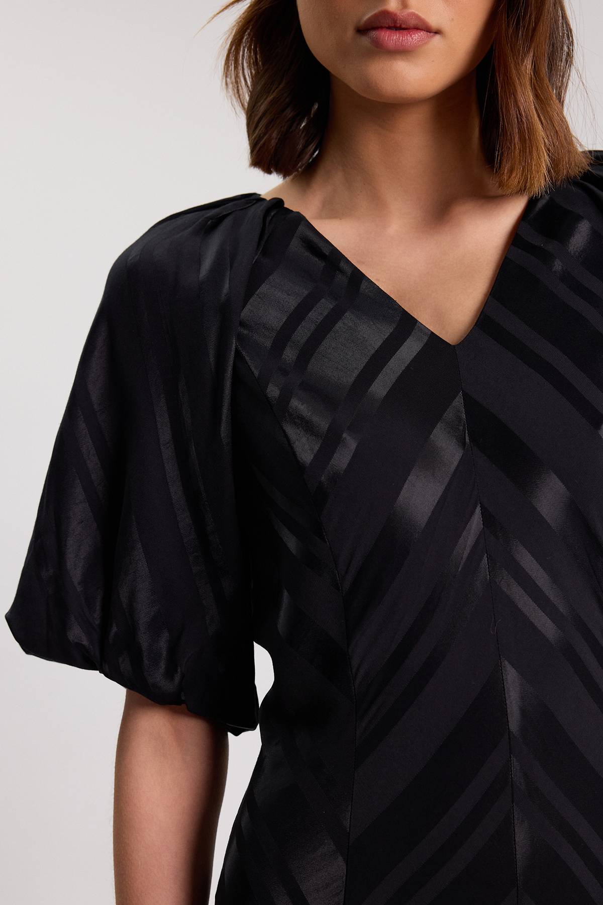 KarenMillen Robe Midi Fluide À Manches Courtes Avec Détail De Tissu À Rayures