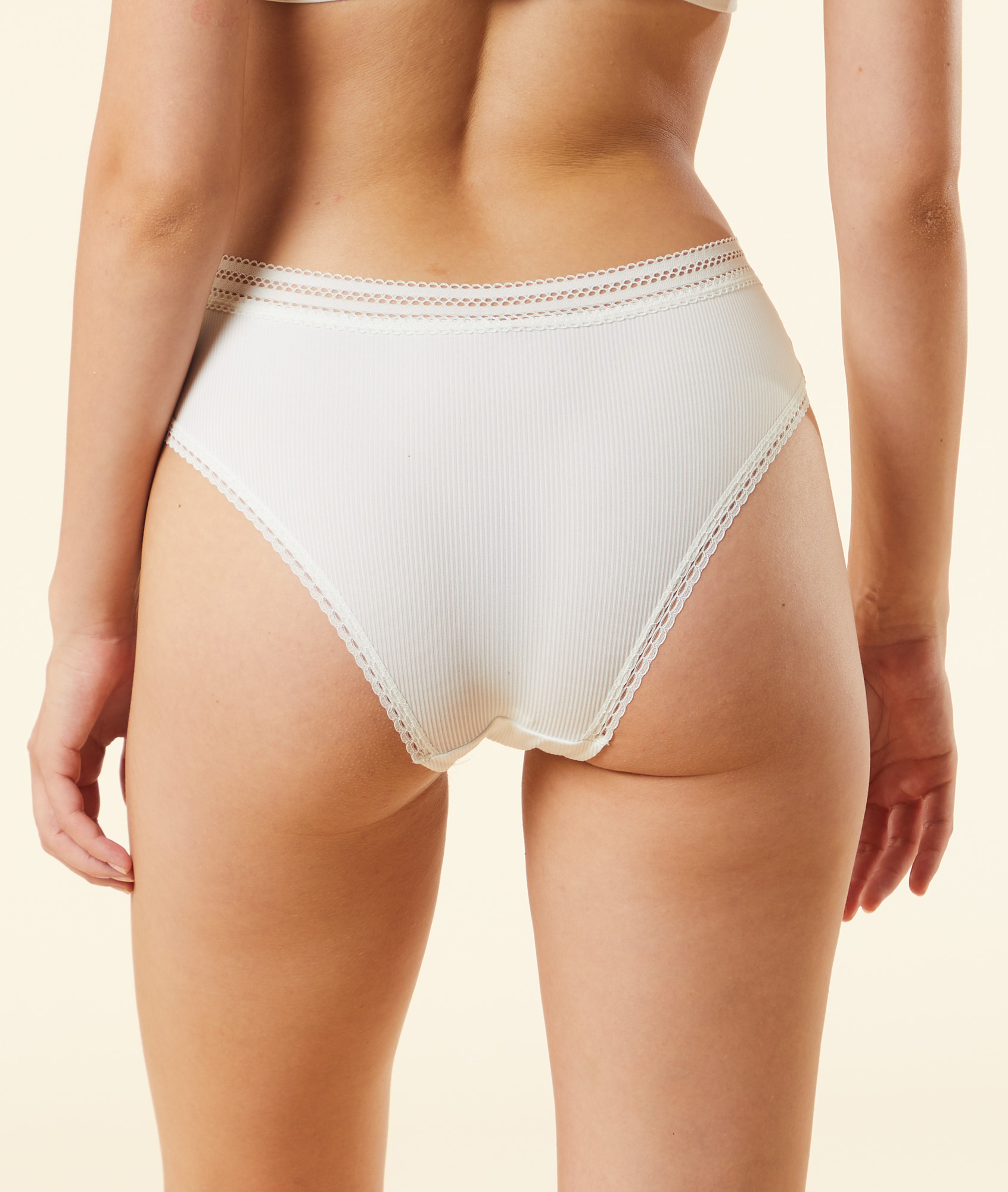 Shorty microfibre détails dentelle