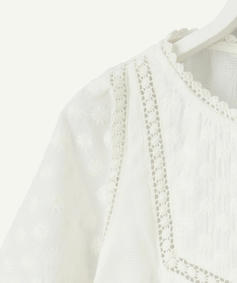BLOUSE MANCHES 3/4 FILLE BLANCHE AJOURÉ ET BRODERIES FLEURS