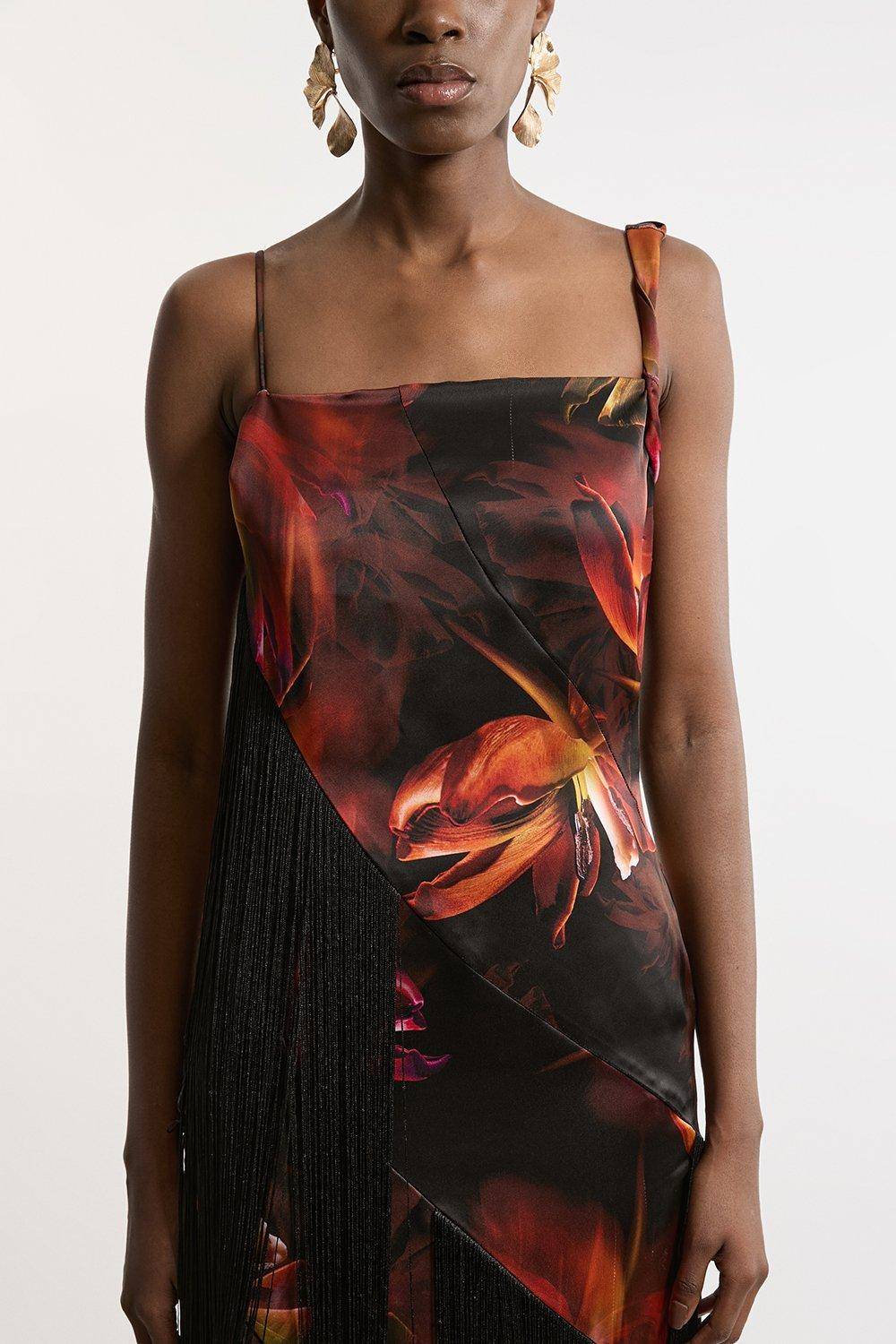 KarenMillen Robe Longue À Bretelles En Satin Lourd Tissé À Imprimé Floral Avec Panneaux À Franges
