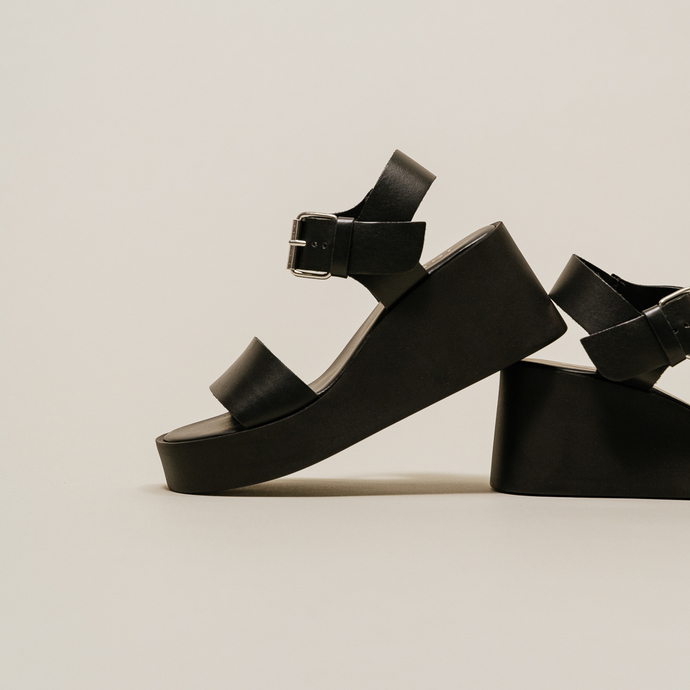 Sandales à semelles compensées  en cuir noir