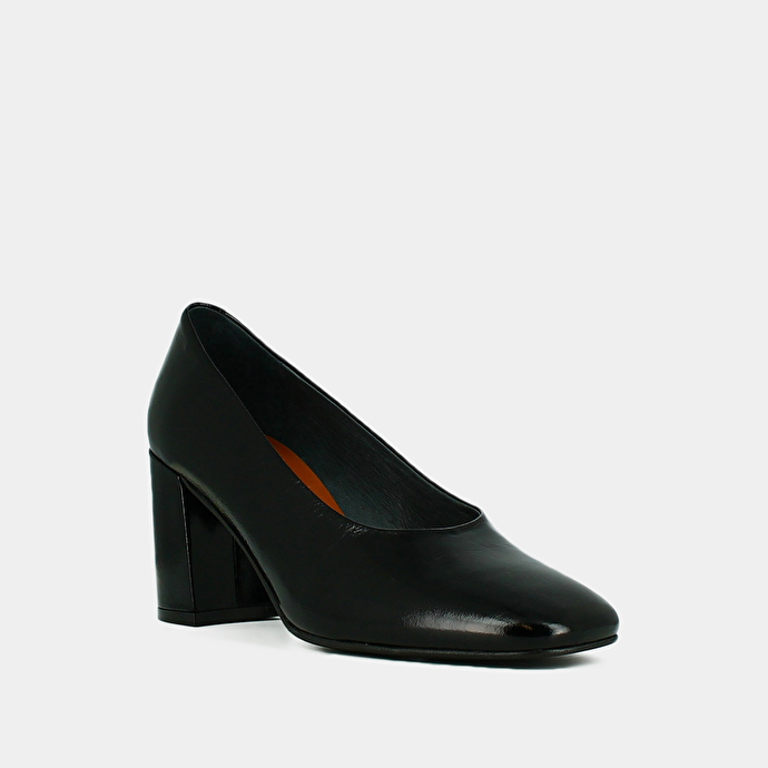 Escarpins à talons et bouts carrés  en cuir brillant noir