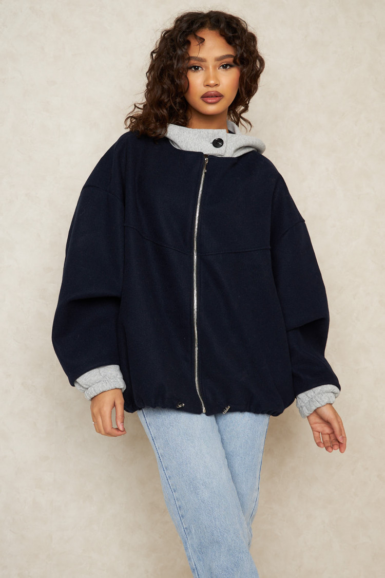 Veste à capuche bleu foncé et grise